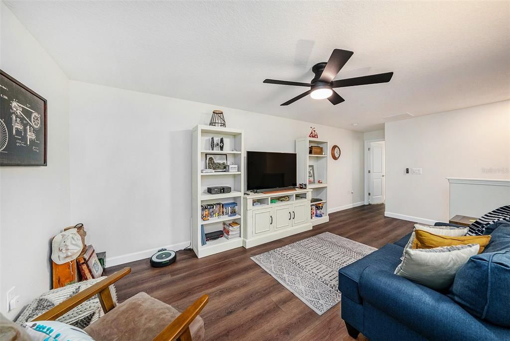 待售: $390,000 (3 贝兹, 2 浴室, 2303 平方英尺)