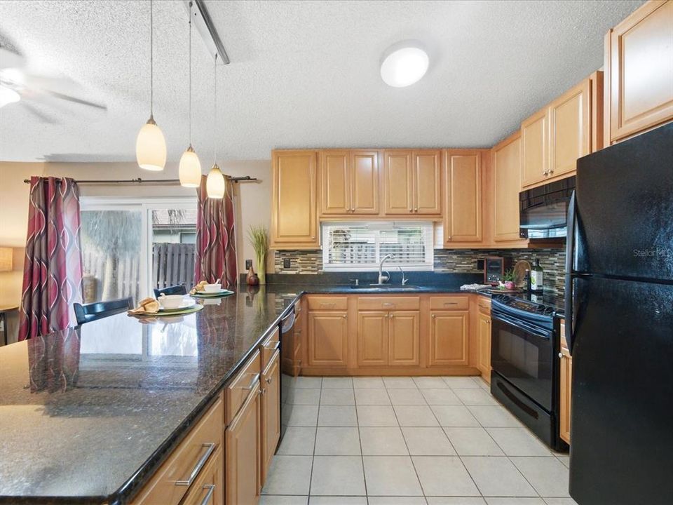 На продажу: $275,000 (2 спален, 2 ванн, 1278 Квадратных фут)