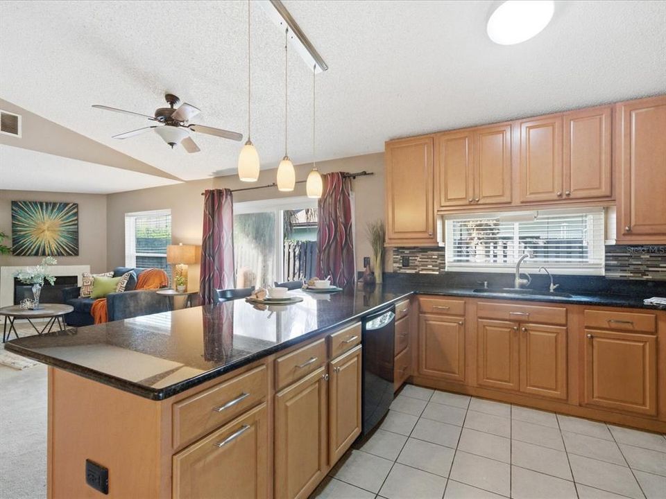 На продажу: $275,000 (2 спален, 2 ванн, 1278 Квадратных фут)