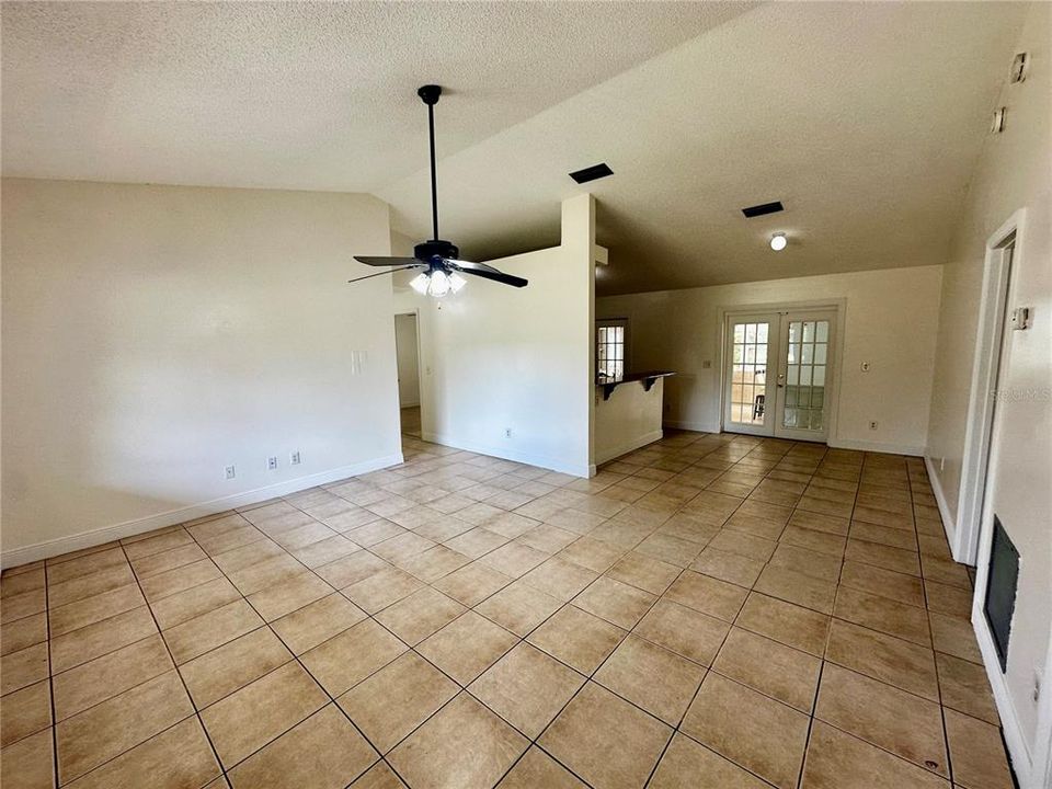 For Rent: $2,000 (3 beds, 2 baths, 1212 Square Feet)