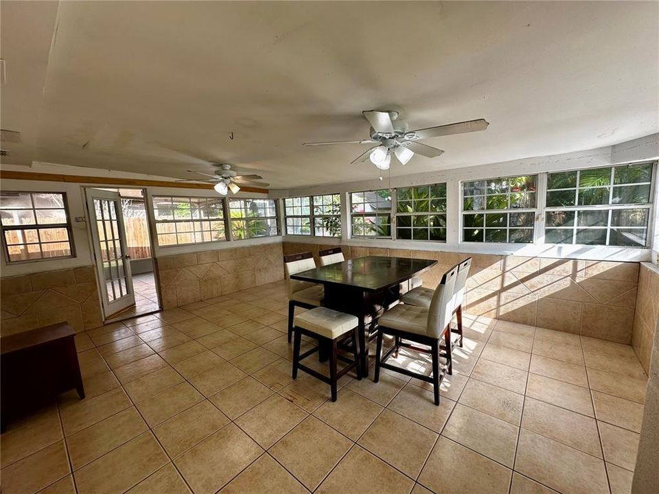 For Rent: $2,000 (3 beds, 2 baths, 1212 Square Feet)