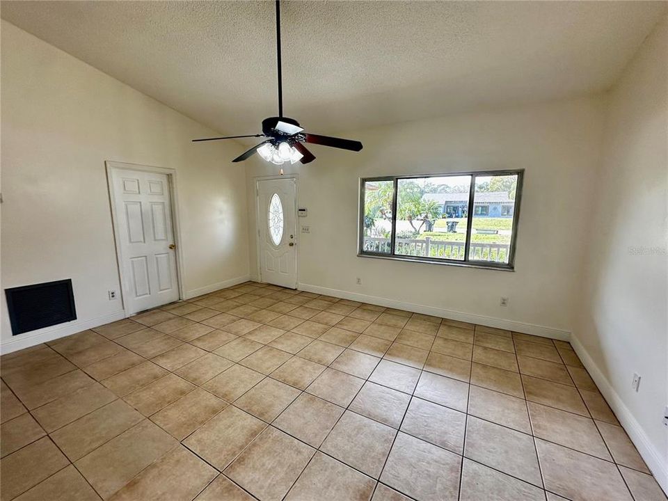 For Rent: $2,000 (3 beds, 2 baths, 1212 Square Feet)