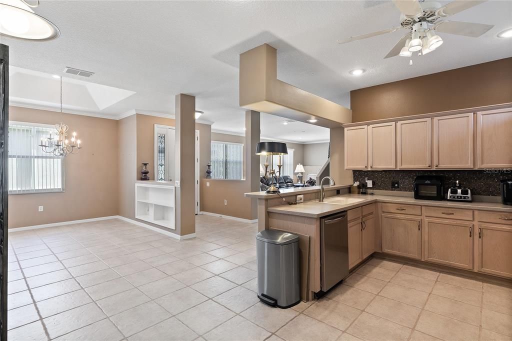 待售: $369,900 (3 贝兹, 3 浴室, 1988 平方英尺)