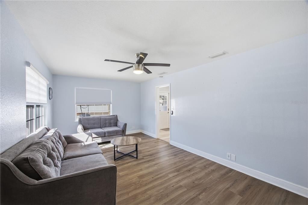 На продажу: $299,999 (2 спален, 1 ванн, 756 Квадратных фут)