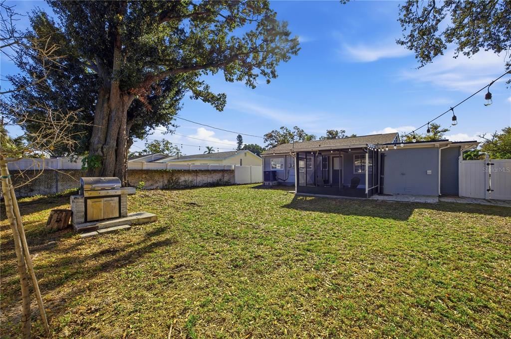 На продажу: $299,999 (2 спален, 1 ванн, 756 Квадратных фут)