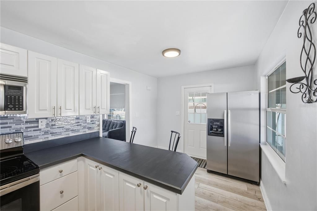 На продажу: $299,999 (2 спален, 1 ванн, 756 Квадратных фут)