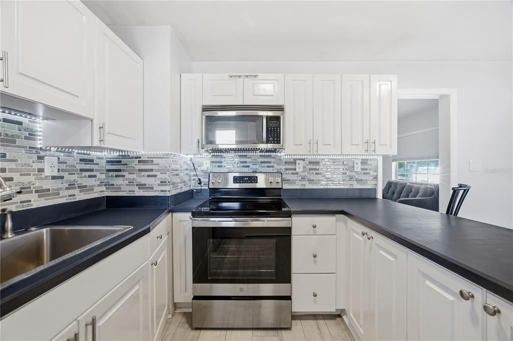 На продажу: $299,999 (2 спален, 1 ванн, 756 Квадратных фут)