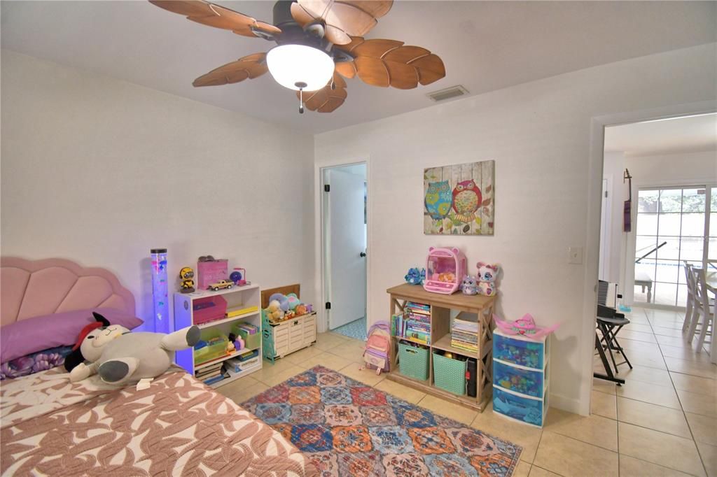 For Sale: $249,900 (2 beds, 2 baths, 918 Square Feet)