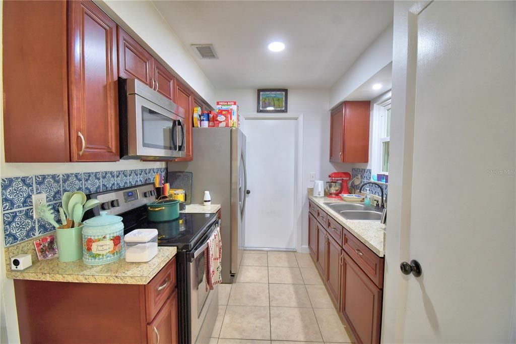 For Sale: $249,900 (2 beds, 2 baths, 918 Square Feet)