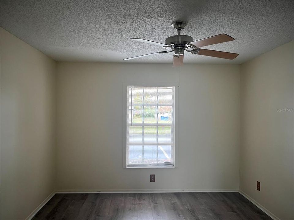 待售: $229,900 (2 贝兹, 1 浴室, 916 平方英尺)