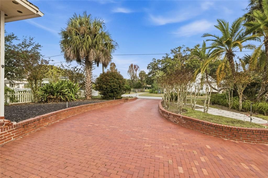 For Sale: $649,900 (3 beds, 2 baths, 2389 Square Feet)