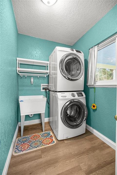 For Sale: $649,900 (3 beds, 2 baths, 2389 Square Feet)