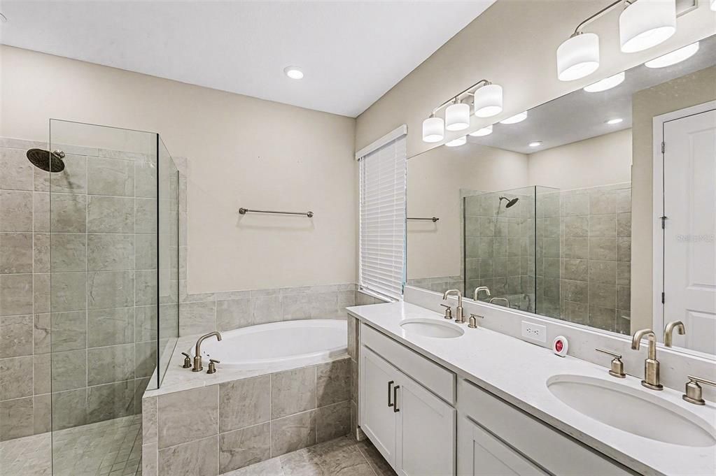 待售: $490,000 (4 贝兹, 3 浴室, 2600 平方英尺)