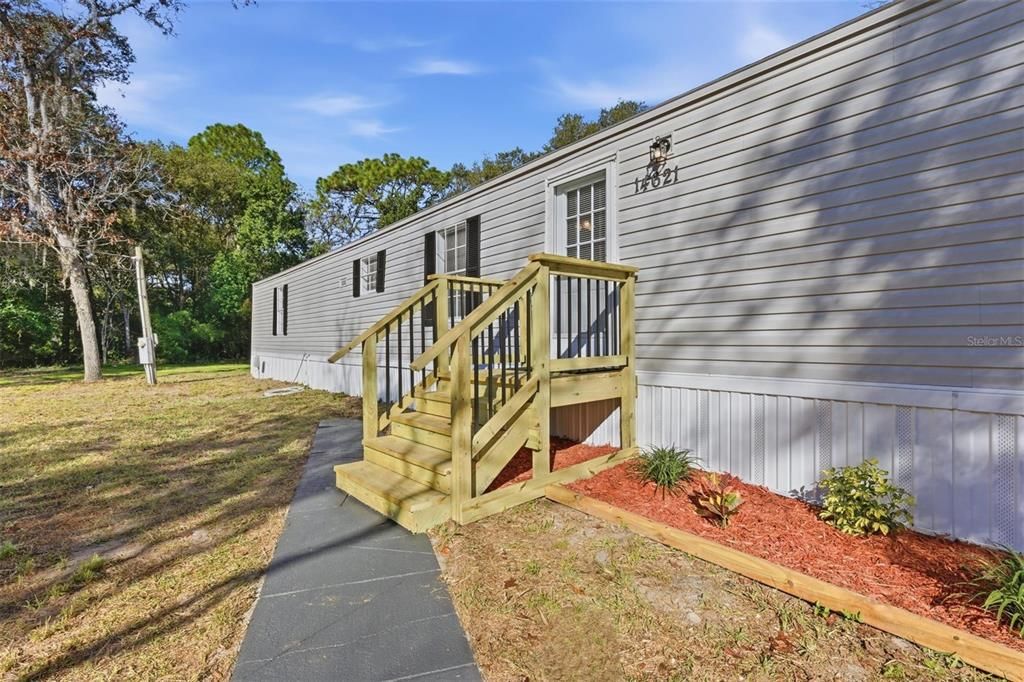 For Sale: $279,900 (2 beds, 2 baths, 924 Square Feet)