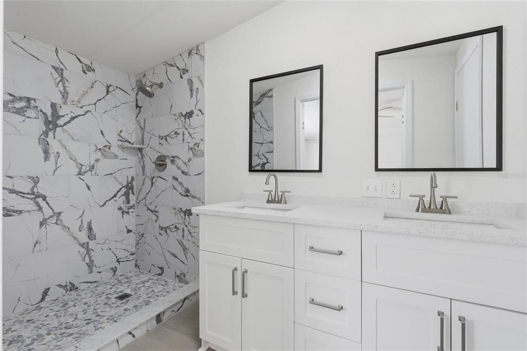 For Sale: $279,900 (2 beds, 2 baths, 924 Square Feet)