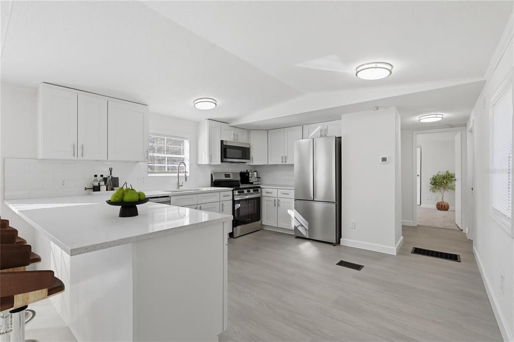 For Sale: $279,900 (2 beds, 2 baths, 924 Square Feet)