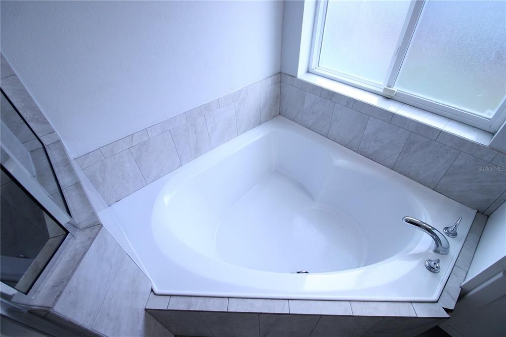 For Rent: $2,600 (4 beds, 3 baths, 1945 Square Feet)