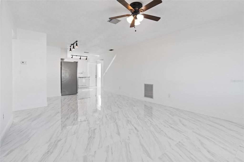 На продажу: $140,000 (1 спален, 1 ванн, 902 Квадратных фут)