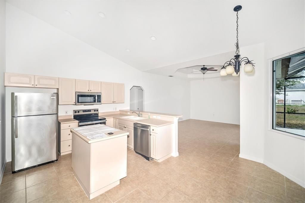 Под контрактом: $2,200 (3 спален, 2 ванн, 1818 Квадратных фут)