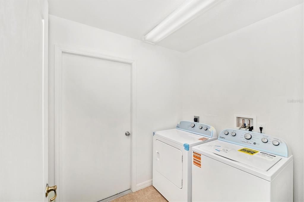 Под контрактом: $2,200 (3 спален, 2 ванн, 1818 Квадратных фут)