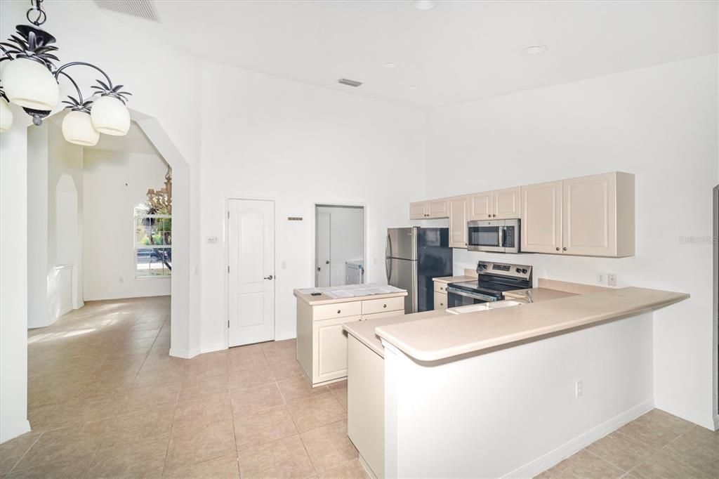 Под контрактом: $2,200 (3 спален, 2 ванн, 1818 Квадратных фут)