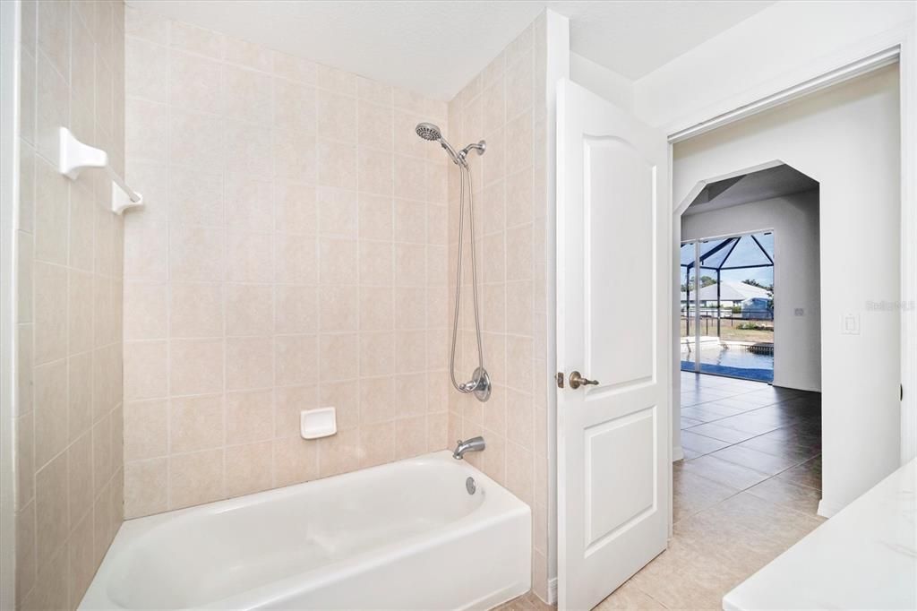 Под контрактом: $2,200 (3 спален, 2 ванн, 1818 Квадратных фут)