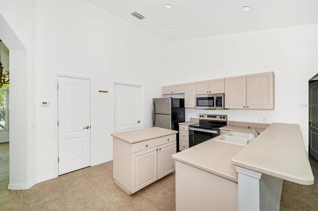 Под контрактом: $2,200 (3 спален, 2 ванн, 1818 Квадратных фут)