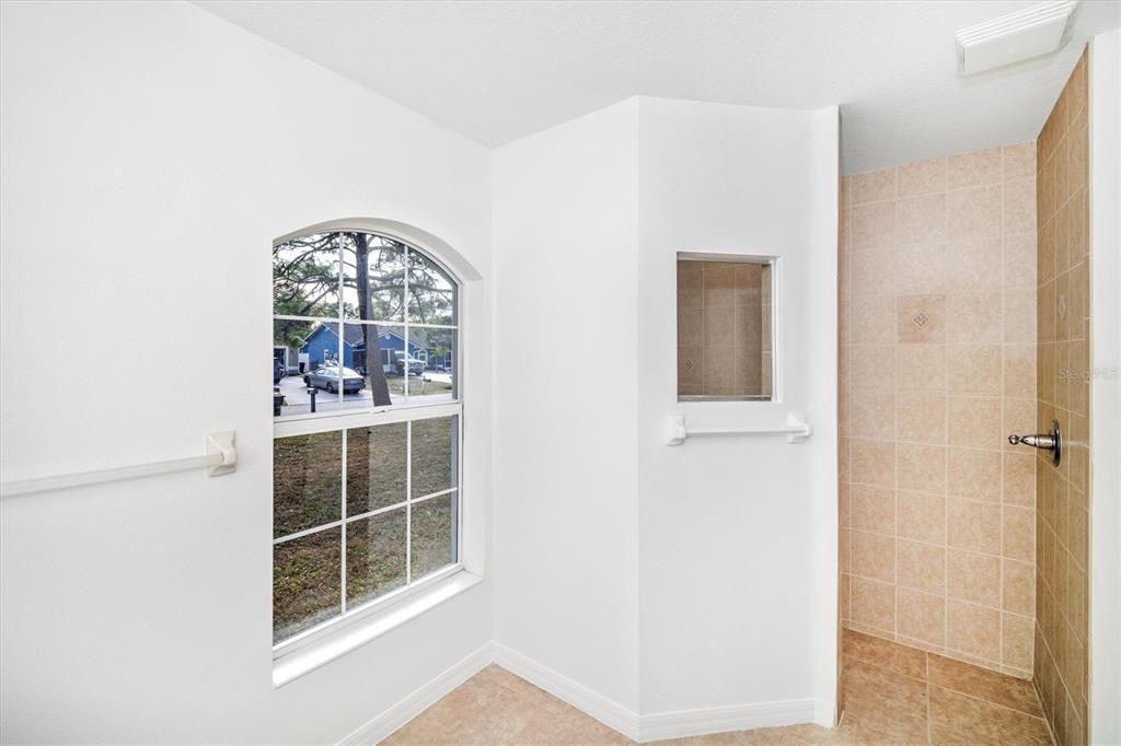 Под контрактом: $2,200 (3 спален, 2 ванн, 1818 Квадратных фут)