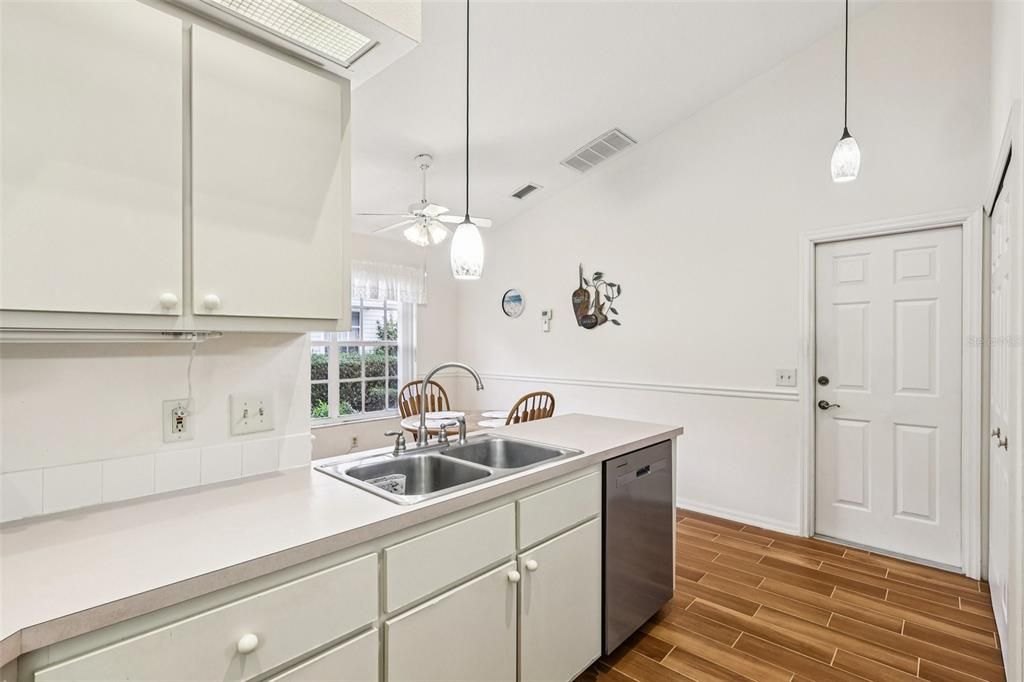 For Sale: $235,000 (2 beds, 2 baths, 1228 Square Feet)