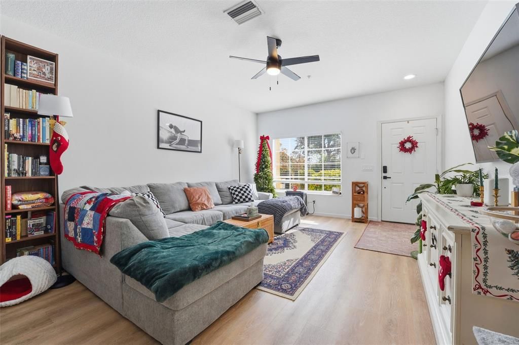 待售: $245,000 (2 贝兹, 2 浴室, 1537 平方英尺)