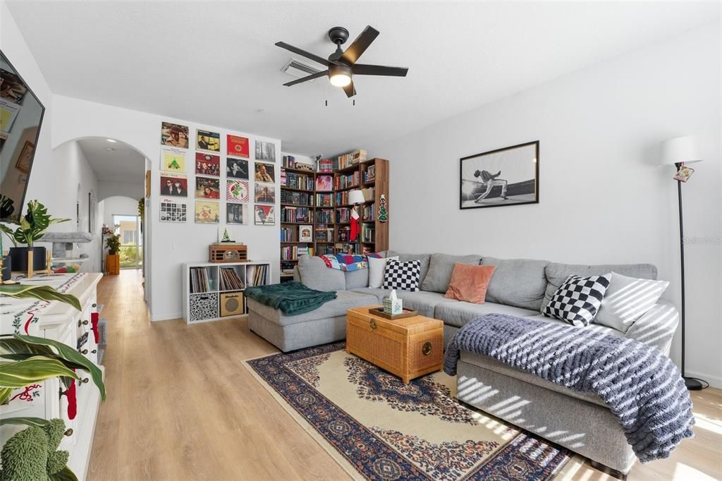 待售: $245,000 (2 贝兹, 2 浴室, 1537 平方英尺)