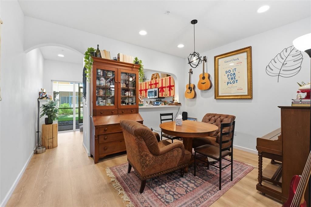 待售: $245,000 (2 贝兹, 2 浴室, 1537 平方英尺)