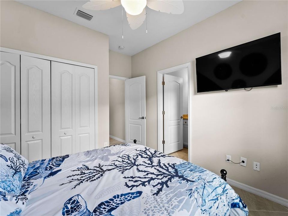 For Sale: $359,000 (3 beds, 3 baths, 1857 Square Feet)