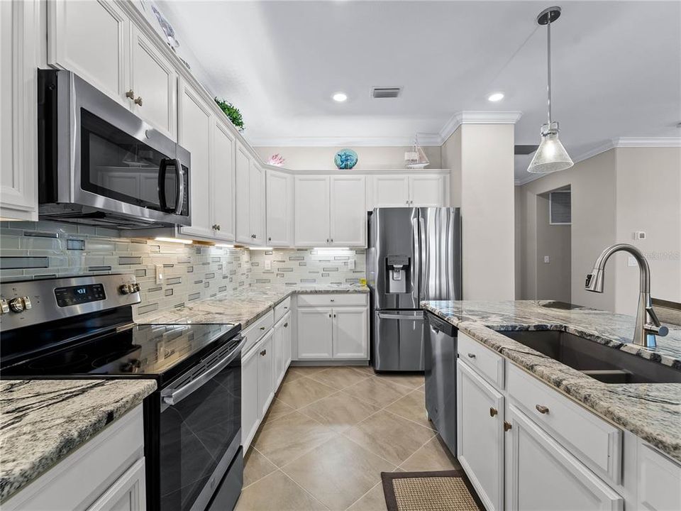 For Sale: $359,000 (3 beds, 3 baths, 1857 Square Feet)