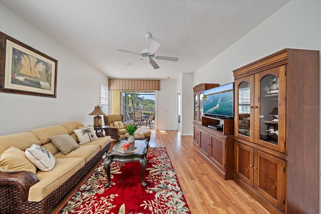 待售: $420,000 (2 贝兹, 2 浴室, 1565 平方英尺)