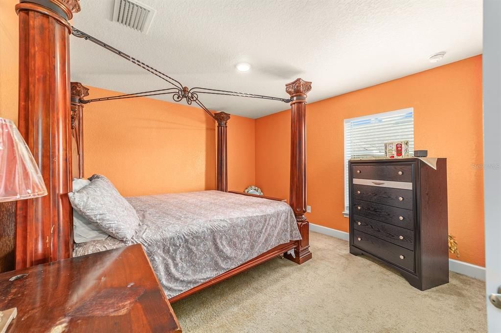 En Venta: $335,000 (3 camas, 2 baños, 2035 Pies cuadrados)