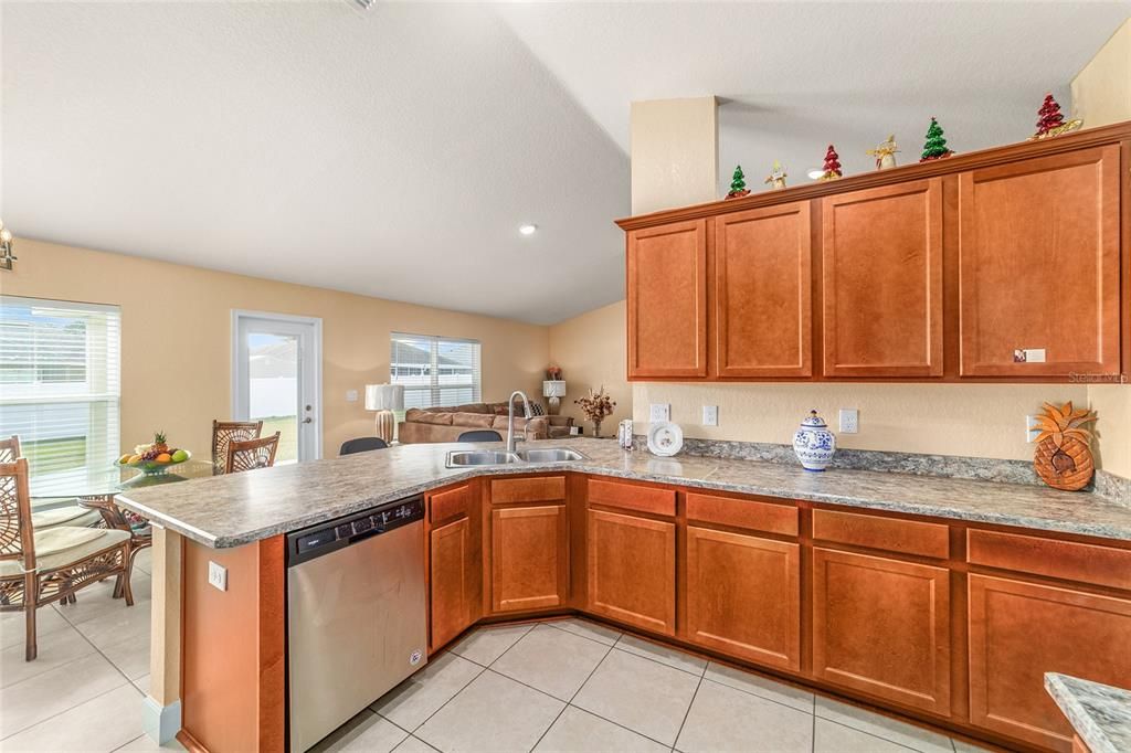 En Venta: $335,000 (3 camas, 2 baños, 2035 Pies cuadrados)