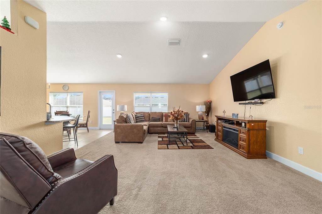 En Venta: $335,000 (3 camas, 2 baños, 2035 Pies cuadrados)