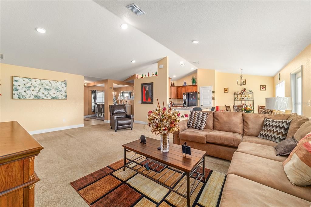 En Venta: $335,000 (3 camas, 2 baños, 2035 Pies cuadrados)