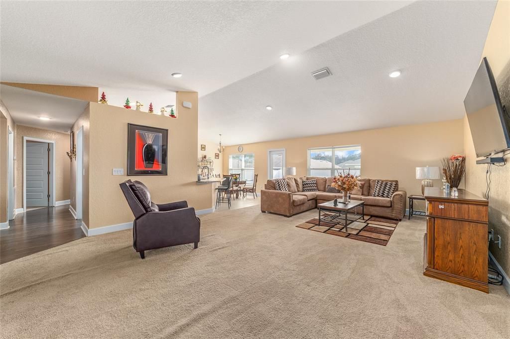 En Venta: $335,000 (3 camas, 2 baños, 2035 Pies cuadrados)