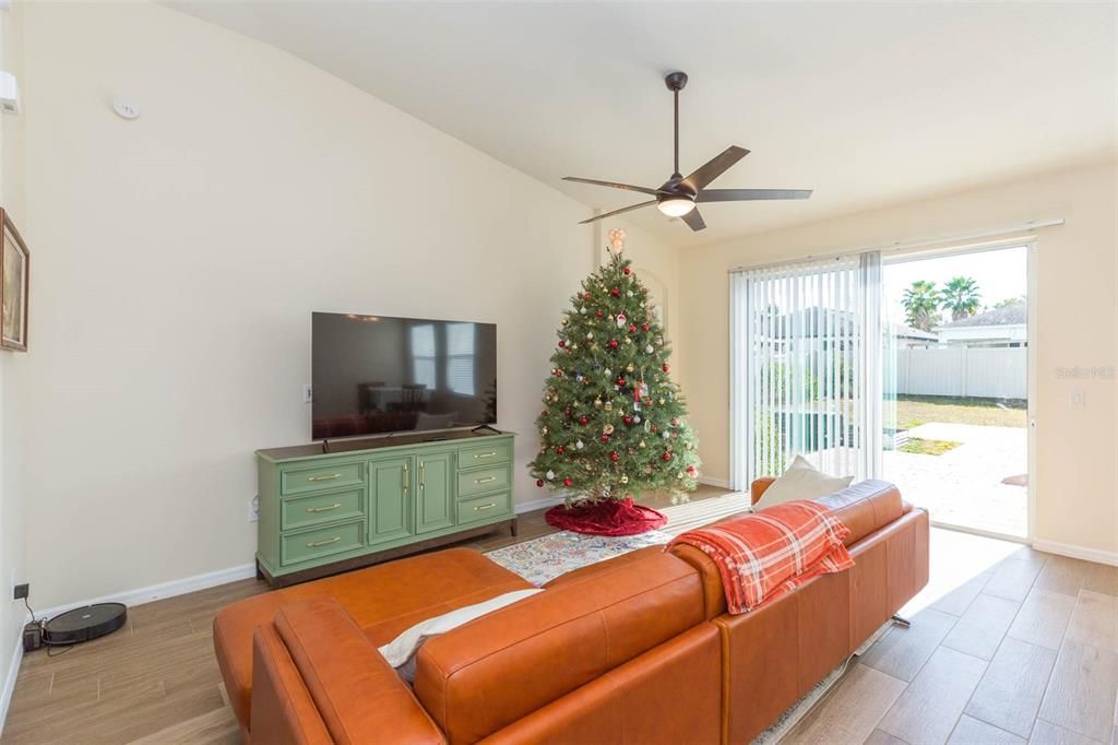 На продажу: $369,900 (3 спален, 2 ванн, 1494 Квадратных фут)