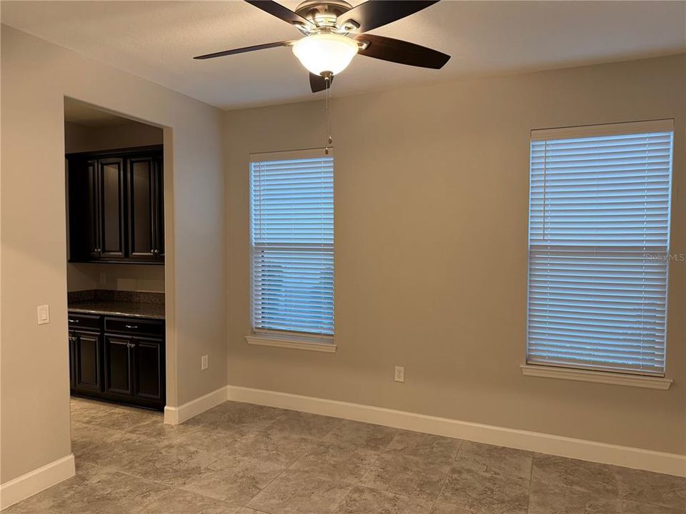 En Venta: $509,990 (4 camas, 3 baños, 2424 Pies cuadrados)