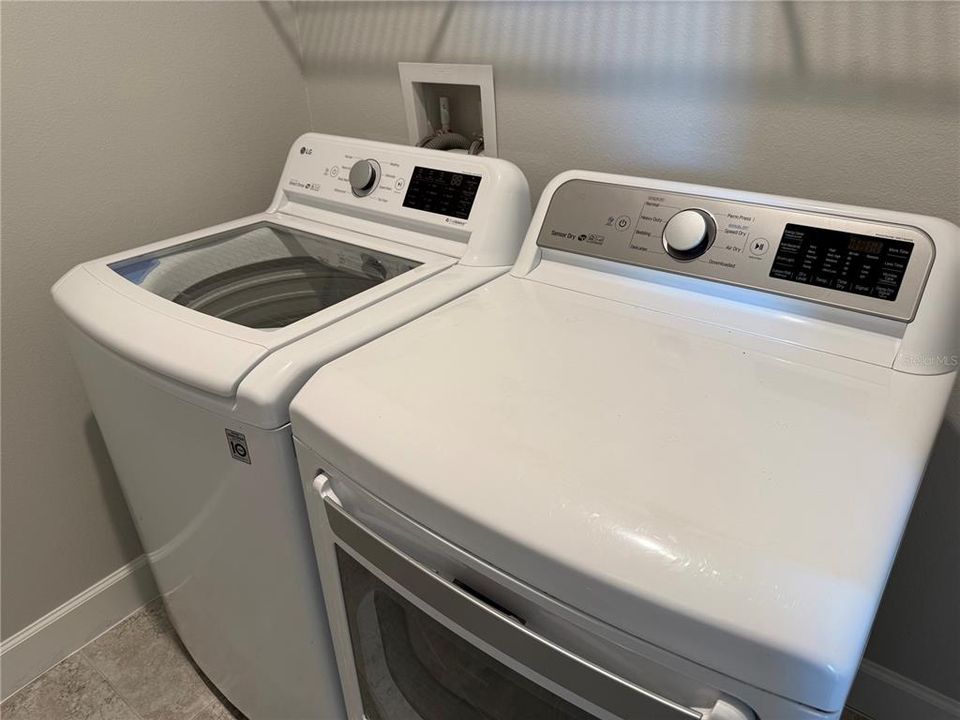 En Venta: $509,990 (4 camas, 3 baños, 2424 Pies cuadrados)