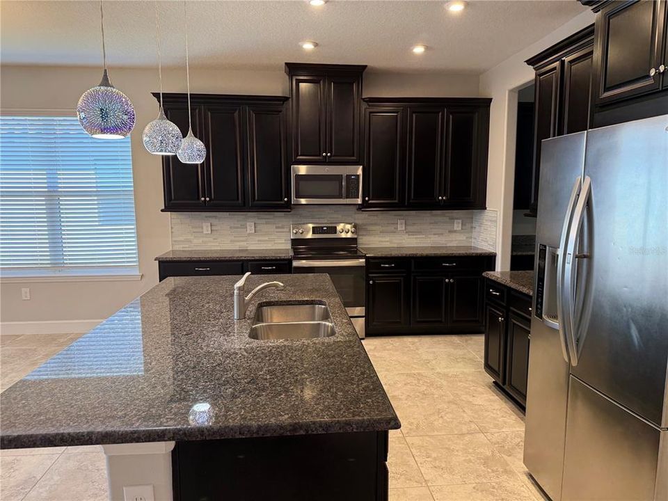 En Venta: $509,990 (4 camas, 3 baños, 2424 Pies cuadrados)