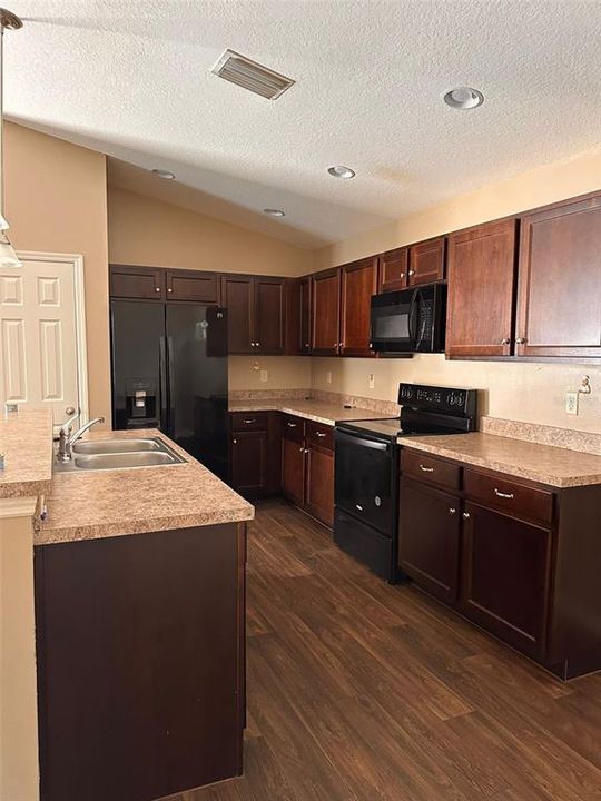 待售: $290,000 (3 贝兹, 2 浴室, 1274 平方英尺)