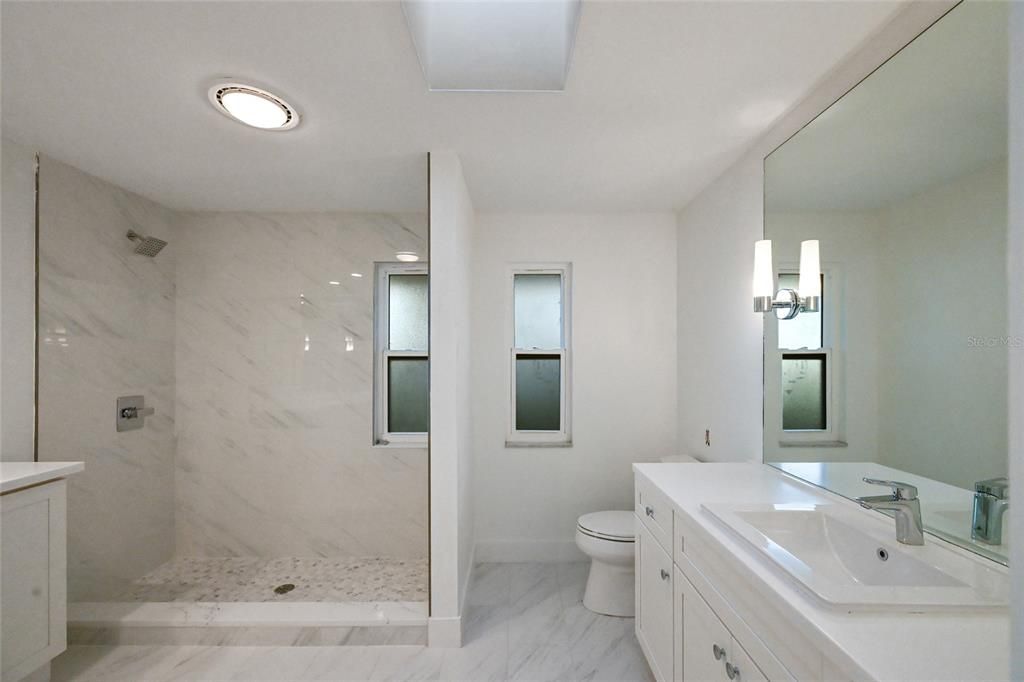 En Venta: $5,499,000 (0.37 acres)