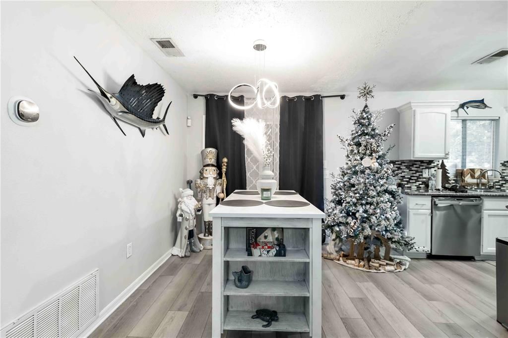 На продажу: $285,000 (3 спален, 2 ванн, 1363 Квадратных фут)