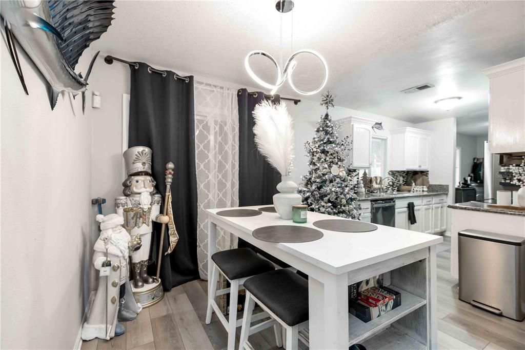 На продажу: $285,000 (3 спален, 2 ванн, 1363 Квадратных фут)