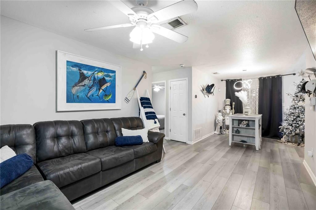 На продажу: $285,000 (3 спален, 2 ванн, 1363 Квадратных фут)