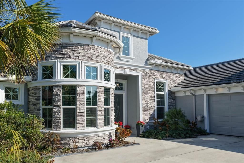 Active With Contract: $1,999,000 (5 beds, 4 baths, 3370 Square Feet)